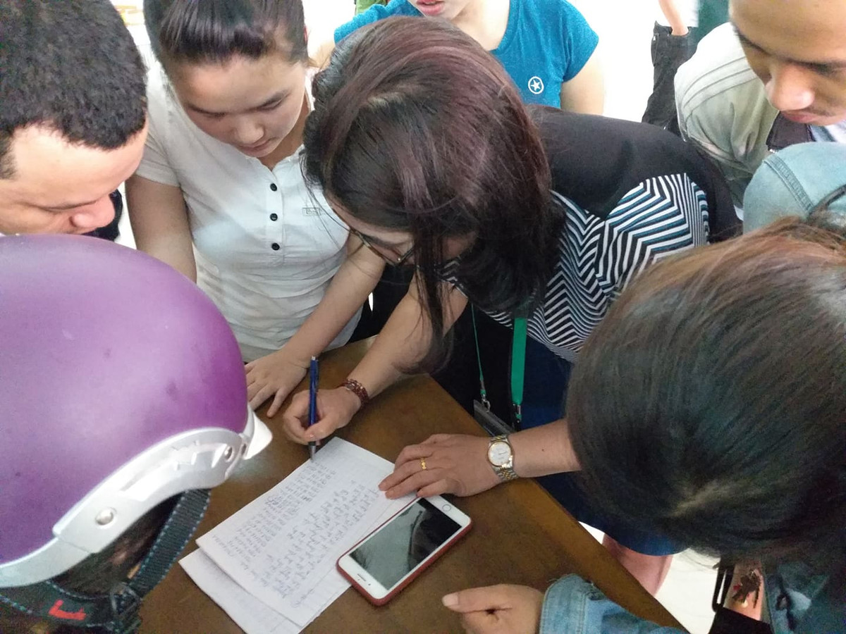 “Khi nào vắc xin về thì chúng tôi sẽ căn cứ theo lượng vắc xin mà chúng tôi đã đăng ký để phân phối về trung tâm. Khi đó, chúng tôi sẽ gọi những người nằm trong danh sách đã đăng ký tiếp theo để tiến hành tiêm vắc xin theo quy định” – Bác sĩ Thạnh cho hay.