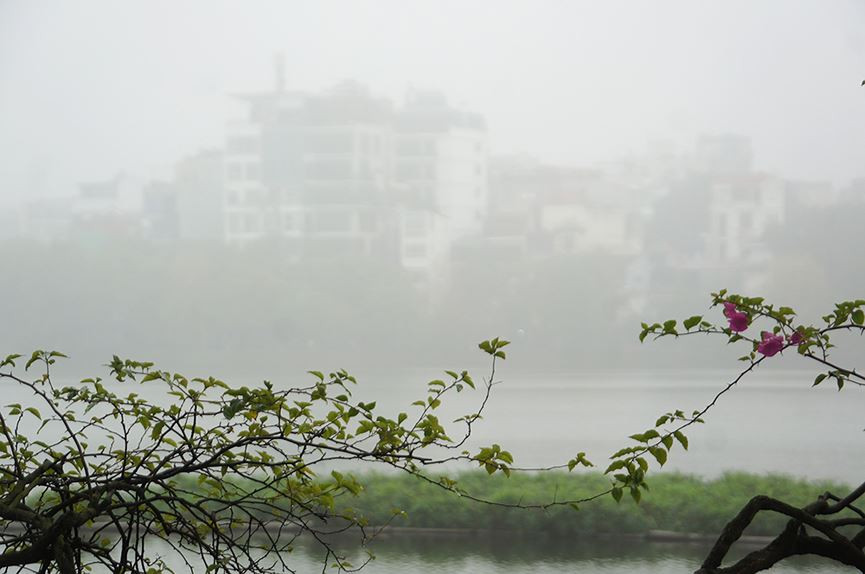 Một góc hồ Trúc Bạch. 