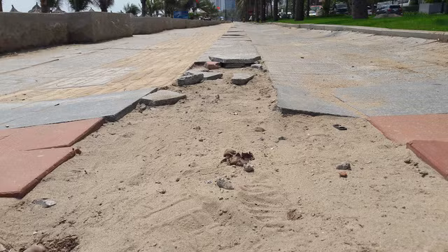 Hàng trăm viên đá lát vỉa hè vỡ nát, mất đi lộ cát bên trong. Nơi đây mỗi ngày thu hút rất đông khách du lịch đi dạo, xuống biển tắm.