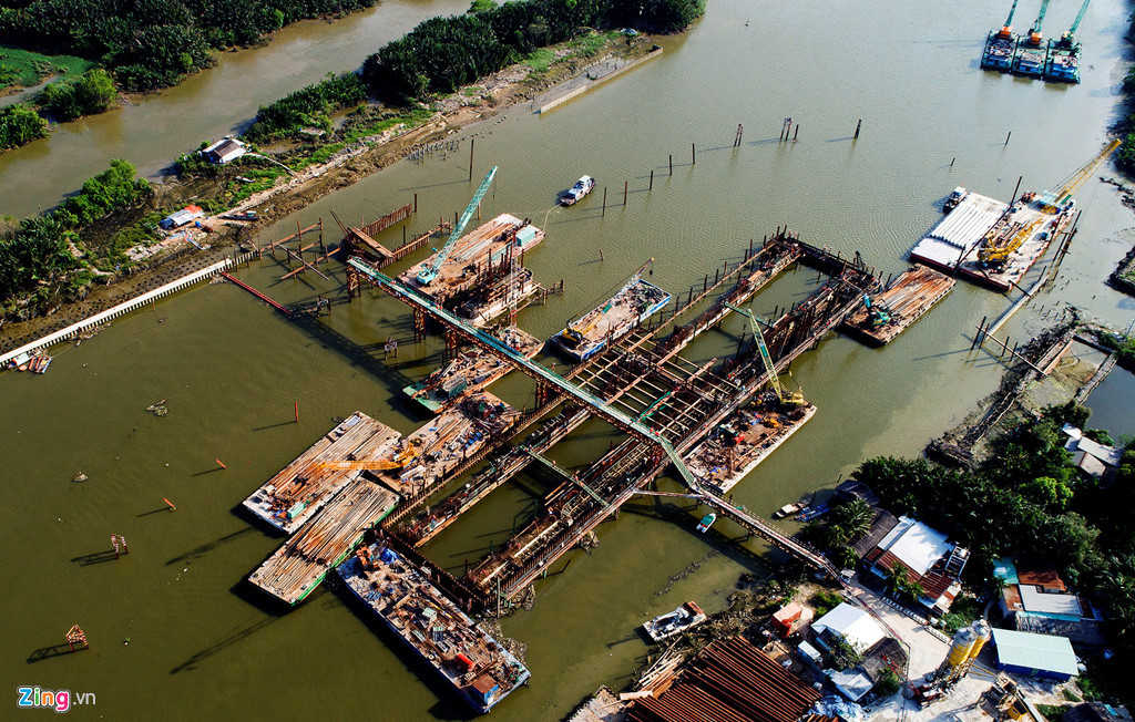 Cống Cây Khô (huyện Nhà Bè và Bình Chánh) ngổn ngang vào thời điểm trước và sau khi ngừng thi công.