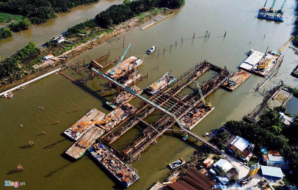 Cống Cây Khô (huyện Nhà Bè và Bình Chánh) ngổn ngang vào thời điểm trước và sau khi ngừng thi công.