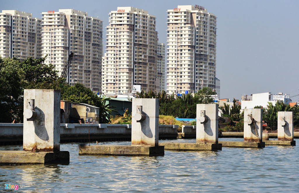 Theo đơn vị thi công, sau khi khởi động lại cống Phú Xuân sẽ thi công bê tông cống nhỏ sau kè, bến neo đậu tàu số 1 và 2, nạo vét lòng sông, thả rọ đá gia cố.