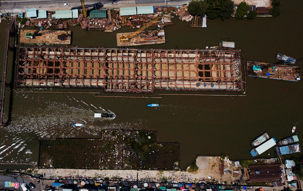 Hiện tại, công trình này được huy động 3 sà lan cẩu để tháo dỡ khung vây chống, thi công bến neo đậu, xây dựng âu thuyền và kè phía quận 7.