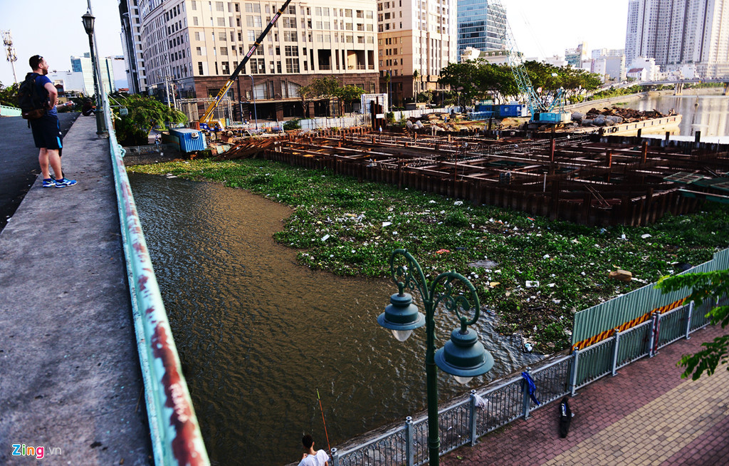 Cống Bến Nghé nằm đầu kênh Tàu Hủ - Bến Nghé giáp với sông Sài Gòn (quận 1, quận 4) cũng trong hoàn cảnh "án binh bất động" từ tháng 5/2018, nay đã được tái khởi động trong dịp Tết Kỷ Hợi vừa qua.
