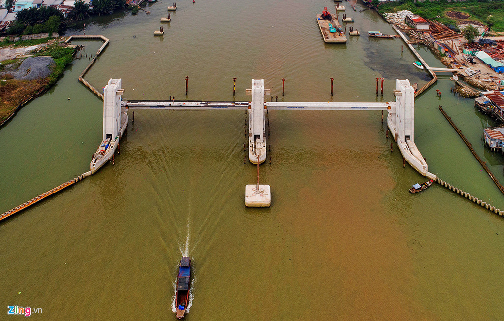 Đầu tháng 5/2018, Công ty TNHH Trung Nam thông báo tạm ngưng thi công dự án chống ngập do triều cường, có xét đến yếu tố biến đổi khí hậu (giai đoạn 1) khi đã hoàn thành 72% khối lượng. Nguyên nhân là UBND TP.HCM chưa ký xác nhận báo cáo thanh toán giải ngân để thực hiện thủ tục tái cấp vốn. Trong ảnh, cống Phú Xuân (quận 7 và huyện Nhà Bè) gần như hoàn thiện khung vây cùng tháp van T2 và trụ pin T3 vào thời điểm dừng thi công.