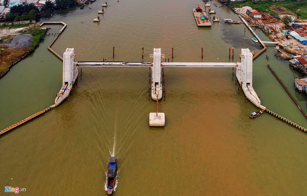 Đầu tháng 5/2018, Công ty TNHH Trung Nam thông báo tạm ngưng thi công dự án chống ngập do triều cường, có xét đến yếu tố biến đổi khí hậu (giai đoạn 1) khi đã hoàn thành 72% khối lượng. Nguyên nhân là UBND TP.HCM chưa ký xác nhận báo cáo thanh toán giải ngân để thực hiện thủ tục tái cấp vốn. Trong ảnh, cống Phú Xuân (quận 7 và huyện Nhà Bè) gần như hoàn thiện khung vây cùng tháp van T2 và trụ pin T3 vào thời điểm dừng thi công.