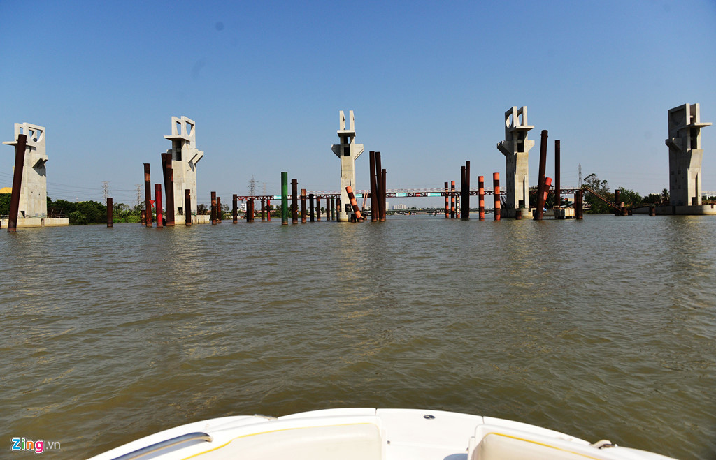 Ngay sau khi tái khởi động, chủ đầu tư tiến hành lắp dầm mũ và lát lục lăng; gia công và đóng cọc bờ, cọc chống va, cọc âu thuyền; sàn buồng âu và cầu công tác... Ông Nguyễn Tâm Tiến, Giám đốc Công ty TNHH Trung Nam, cho biết nếu UBND TP.HCM bàn giao mặt bằng tại các cống ngăn triều đúng cam kết vào 30/6, chủ đầu tư tích cực thi công đưa toàn bộ dự án vào hoạt động cuối 2019 hoặc quý I/2020.