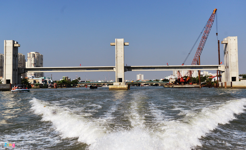 Sau hơn 9 tháng bất động, toàn bộ dự án được tái khởi động vào cuối tháng 2/2019. Cống ngăn triều được xây dựng trên rạch Đĩa này có khẩu độ cống 80 m, gồm 2 bộ van cống, 3 trụ pin. Đây là công trình có tiến độ sớm nhất trong 6 công trình cống kiểm soát triều khi đã thành hình.