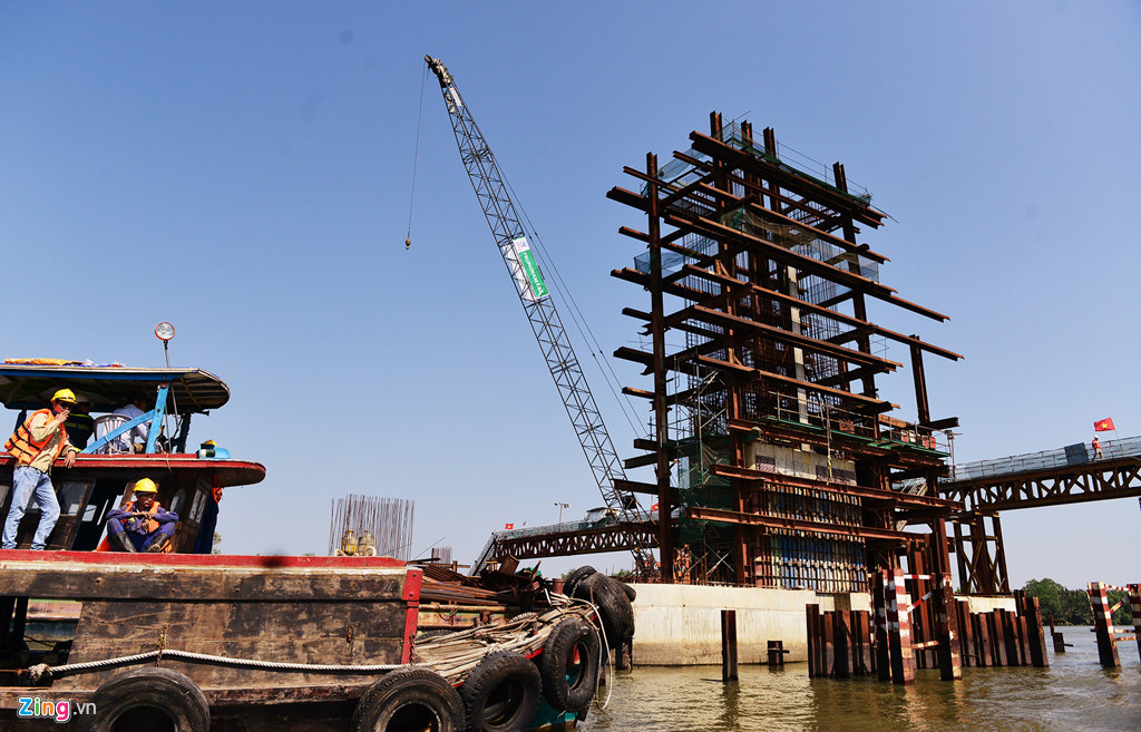 Hiện tại, cống ngăn triều này đã đạt 60% tiến độ. Đơn vị thi công tiếp tục lắp khung; đổ bê tông móng, trụ; hoàn thành đỉnh tháp, thân tháp lần lượt cho 3 trụ...