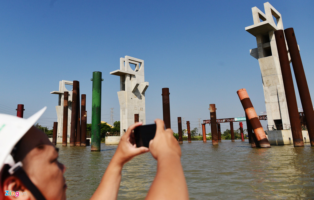 Theo ông Tiến, việc khó khăn của chủ đầu tư về thủ tục hành chính đã được UBND TP cùng các bộ, ngành giải quyết dứt điểm cuối năm 2018, đầu 2019. TP đã thông qua báo cáo của tổ giám sát hợp đồng, cho điều chỉnh lại tiến độ dự án và làm việc lại với Chính phủ gia hạn tái cấp vốn.