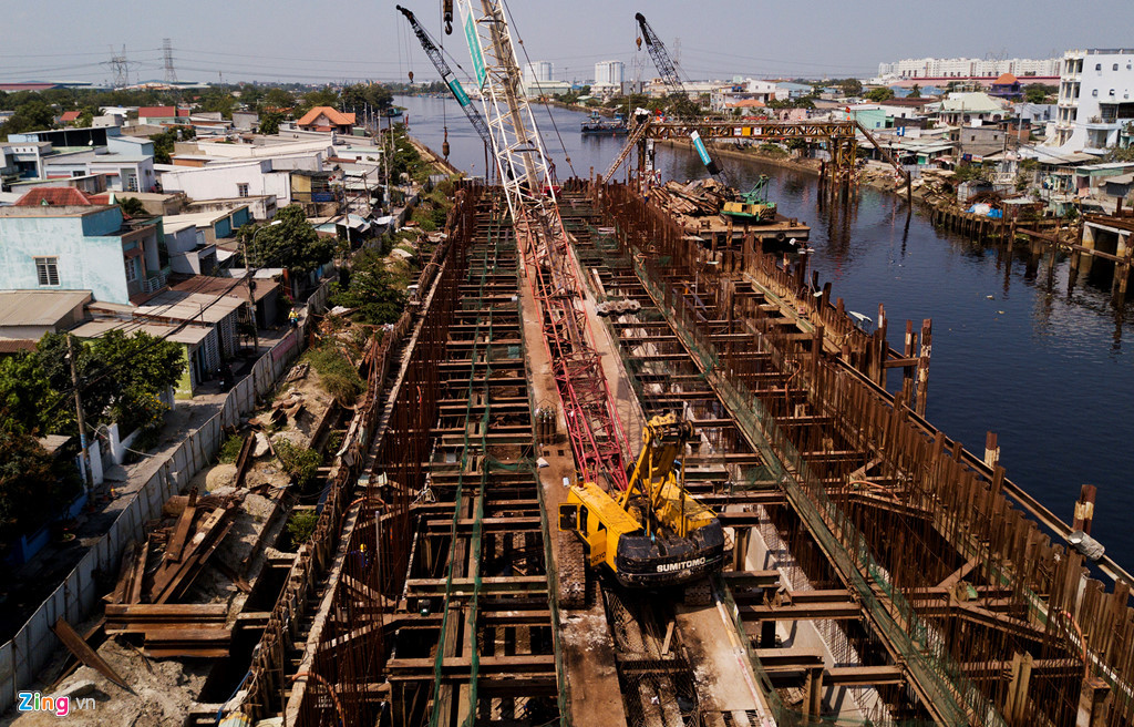 Chủ đầu tư cho biết cống ngăn triều này sẽ hoàn thành vào tháng 11. Cuối 2018, toàn bộ nhà dân bị ảnh hưởng công trình ở bến Phú Định (quận 8) đã được chủ đầu tư bồi thường.