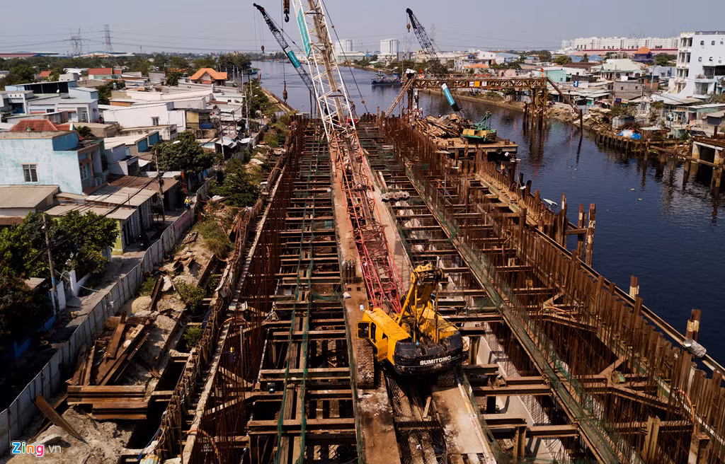 Chủ đầu tư cho biết cống ngăn triều này sẽ hoàn thành vào tháng 11. Cuối 2018, toàn bộ nhà dân bị ảnh hưởng công trình ở bến Phú Định (quận 8) đã được chủ đầu tư bồi thường.