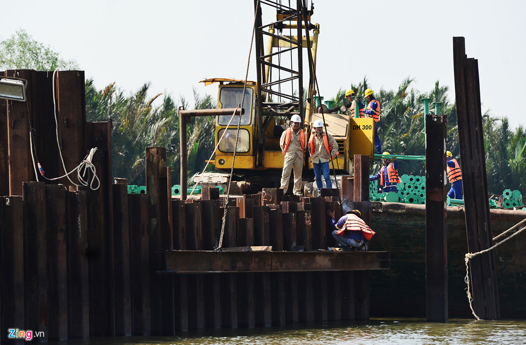 Sau Tết Kỷ Hợi cho tới hiện tại, đồng loạt 6 cống ngăn triều và đê kè được kỹ sư, công nhân cùng máy móc thi công tổng lực để lấy lại tiến độ.