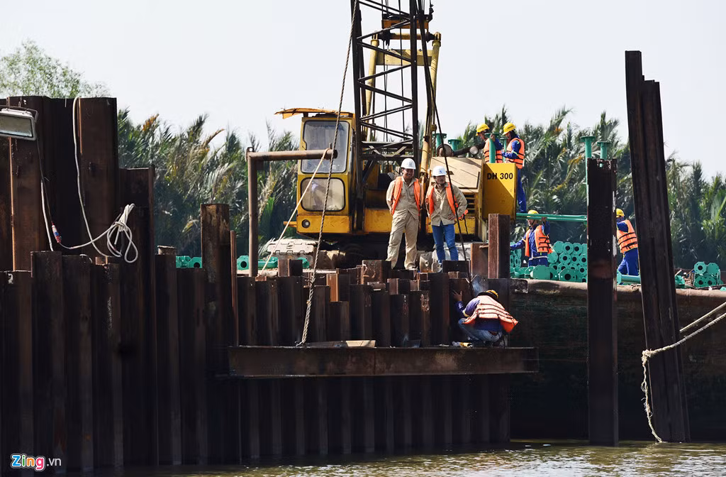 Sau Tết Kỷ Hợi cho tới hiện tại, đồng loạt 6 cống ngăn triều và đê kè được kỹ sư, công nhân cùng máy móc thi công tổng lực để lấy lại tiến độ.