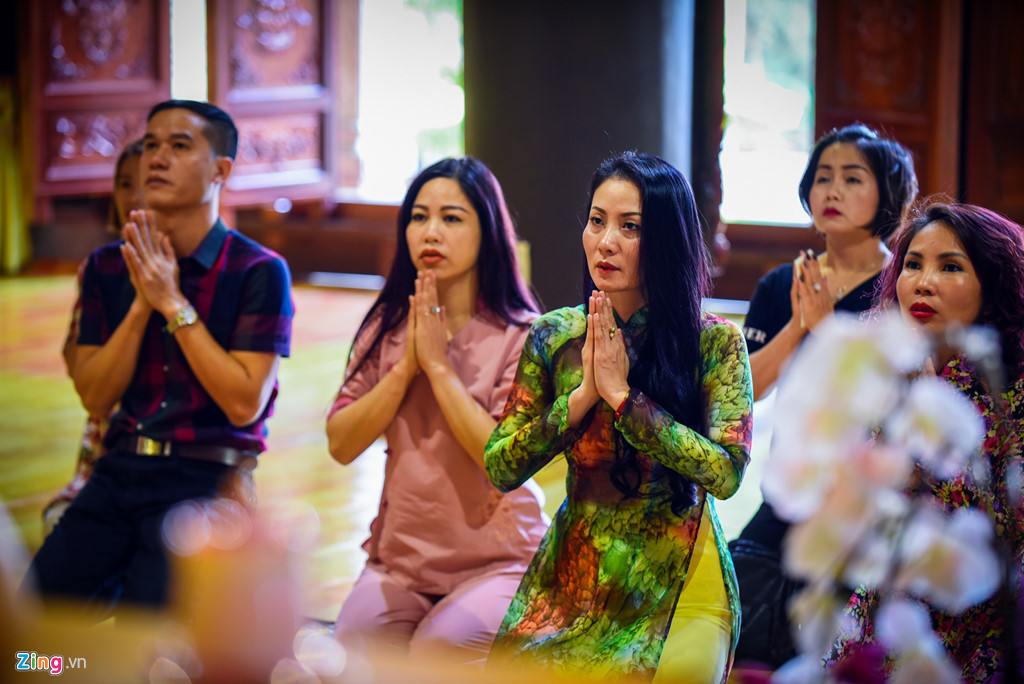 Khá đông du khách tới tham quan, vãn cảnh chùa, cầu nguyện trong ngày mùng 1 tháng 2 âm lịch (6/3).