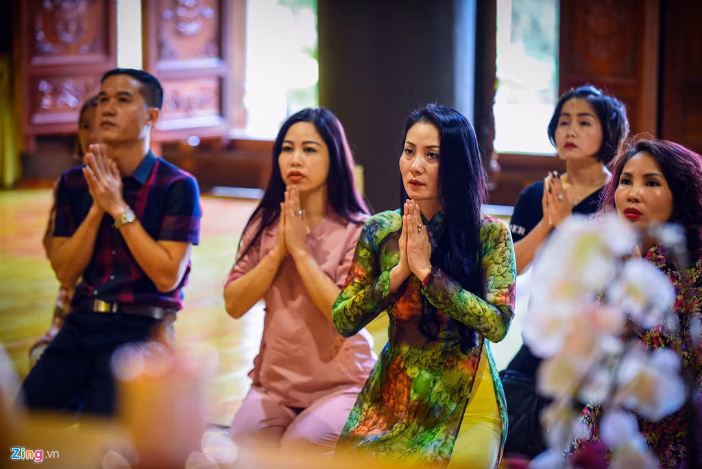 Khá đông du khách tới tham quan, vãn cảnh chùa, cầu nguyện trong ngày mùng 1 tháng 2 âm lịch (6/3).