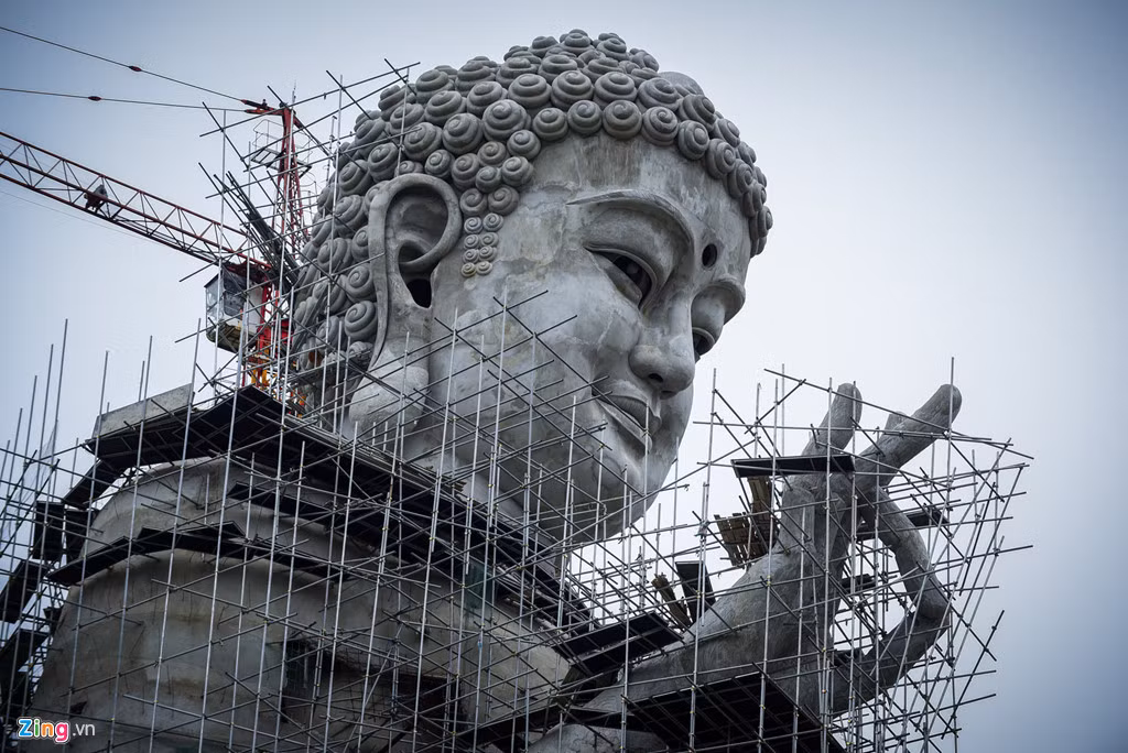 Sau khi xử lý xong phần khung, việc tạo hình bên ngoài cho bức đại tượng Phật mới được bắt đầu.