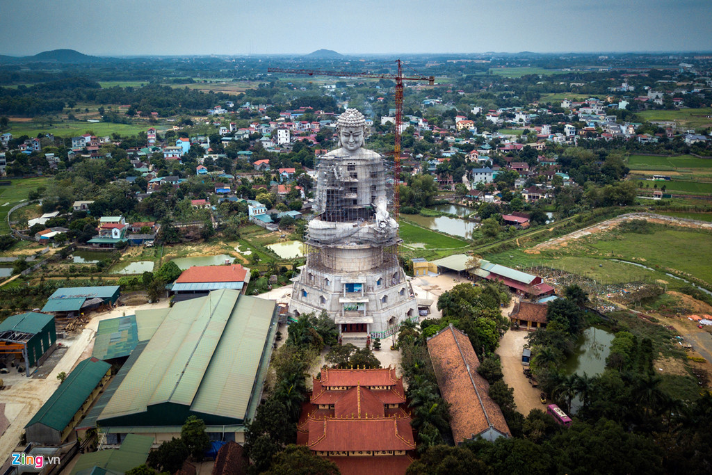 Với kích thước khổng lồ, pho tượng Phật có thể dễ dàng được nhìn thấy từ khoảng cách xa.