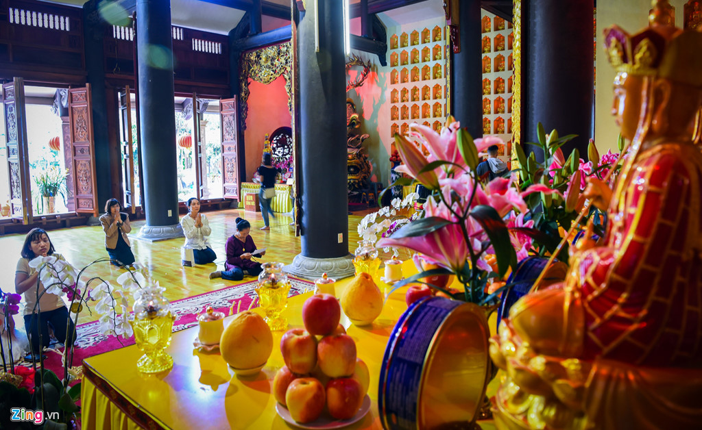 Không chỉ sở hữu pho tượng Phật lớn nhất Đông Nam Á, chùa Khai Nguyên còn thu hút du khách thập phương bởi lối kiến trúc độc đáo. Trong điện Tam bảo của chùa được bài trí 1975 pho tượng Phật lớn nhỏ.