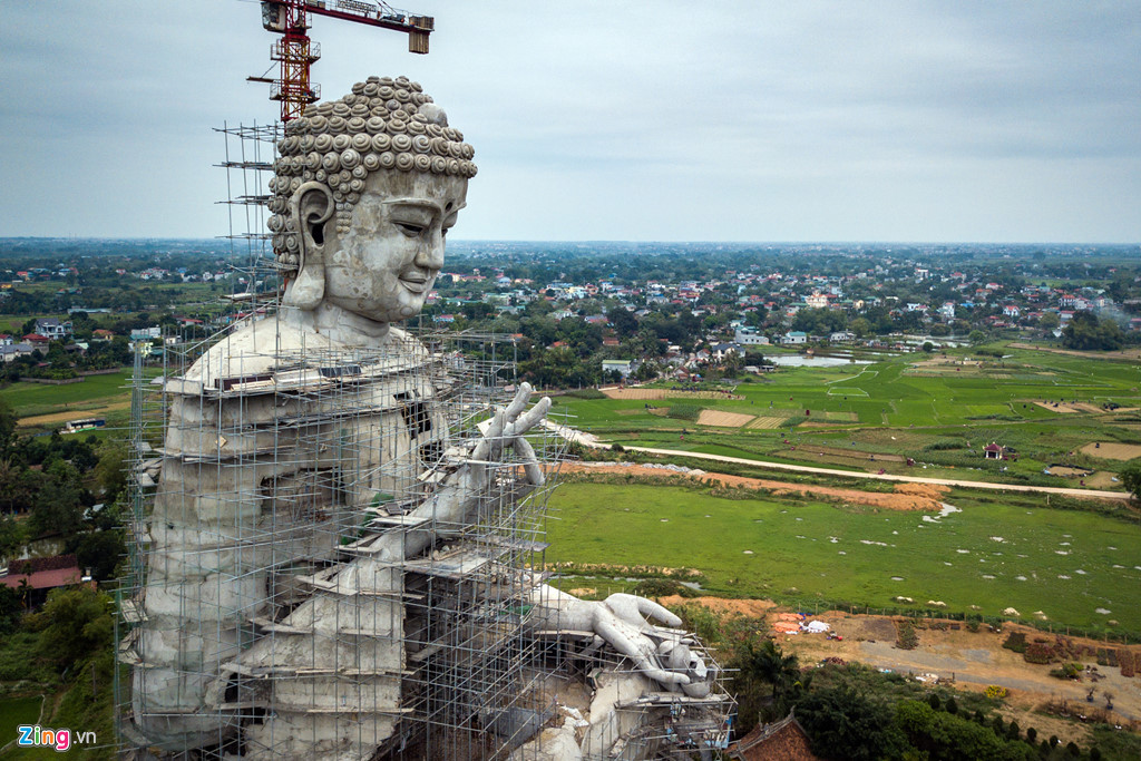 Bên trong pho đại tượng Phật gồm 13 tầng, trong đó 12 tầng được bố trí cho khách tham quan thờ Bồ Tát và tầng âm được xây dựng thành lục đạo luân hồi gồm nhiều cõi như a tu la, địa ngục, quỷ ngã....