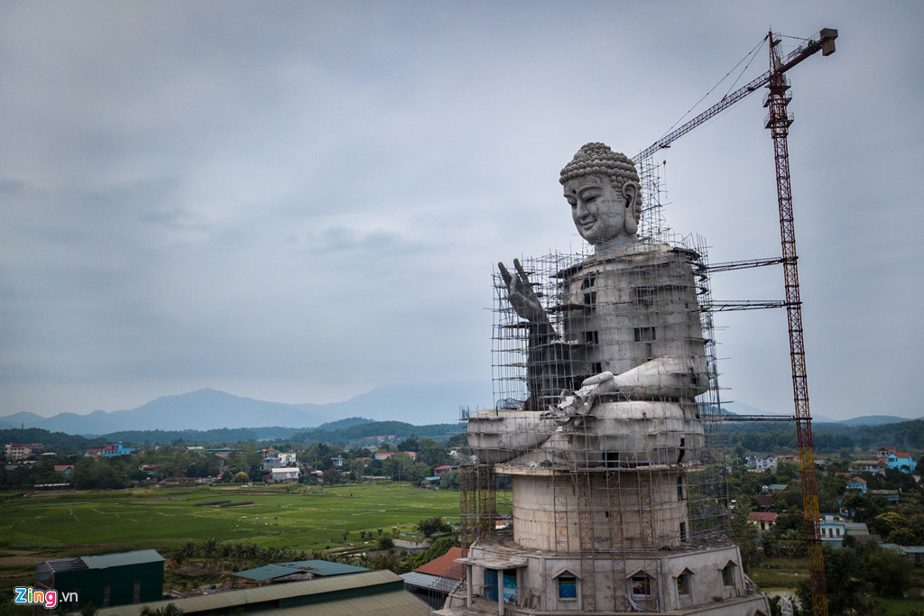 Nền móng của bức tượng được xử lý bằng công nghệ ép cọc bê tông dự ứng lực nên rất vững chắc. Các hạng mục như vách tường, trần nhà được thiết kế thi công hoàn toàn bằng bê tông cốt thép. Ngoài ra các kỹ sư còn gia cố thêm dầm gánh và cột chịu lực cỡ lớn nhằm đảm bảo tính bền chắc.