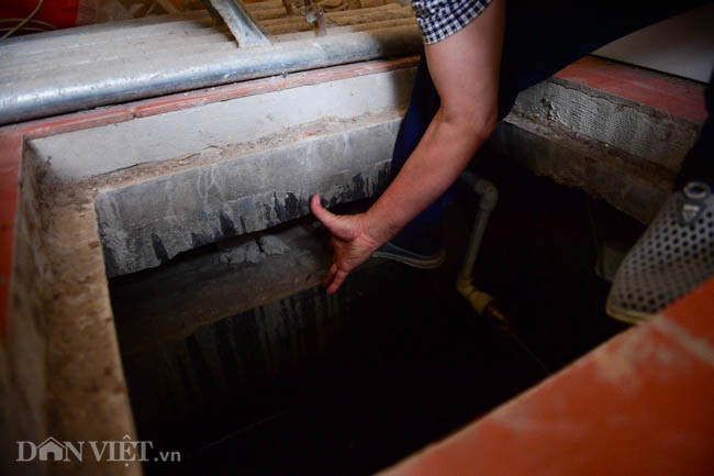 Ông Phạm Đình Bưởi (KĐT Văn Phú - Hà Đông) chia sẻ: "Tôi rất bức xúc, nhà tôi nứt hết tường từ tầng 1 đến tầng 4, nhiều lần tôi lên phường để đề cập đến vấn đề sụt, lún của ngôi nhà nhưng vẫn chưa được phường giải quyết. Cuộc sống của chúng tôi bị ảnh hưởng nghiêm trọng, mùi hôi, mùi vệ sinh thoát ra ảnh hưởng đến cuộc sống người dân xung quanh. Nếu nó sụt lún xuống nữa thì tính mạng của con người sẽ bị đe dọa".