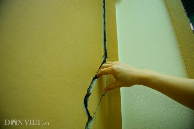 Và những vết nứt, bong tróc trên tường nhà xuất hiện rất nhiều ở KĐT Văn Phú. 