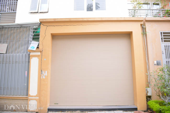 Dưới chân móng nhiều ngôi nhà bị sụt lún tạo ra những vết hở lớn, tường nhà bị bong tróc và nứt nẻ.