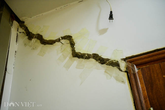 Băng dính được dán chi chít, trên bề nặt trần nhà chị Quyên đề phòng côn trùng bay vào nhà.