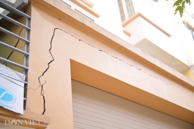Những vết nứt nghiêm trọng ở KĐT Văn Phú, khiến người dân ở đây tỏ ra hoang mang, lo sợ, chưa biết đến bao giờ mới khắc phục được tình trạng này.