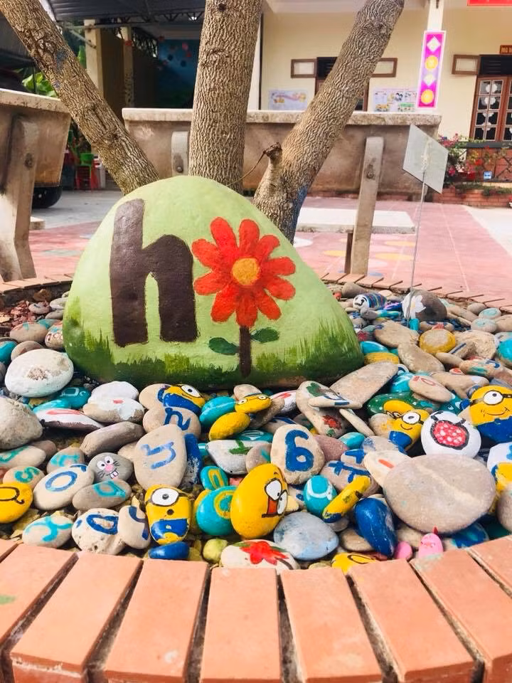 Co giao Son La bien da soi thanh do choi cho tre mam non-Hinh-2