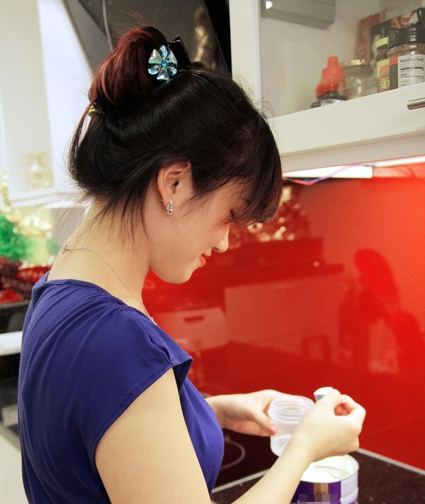 Mặc dù thời gian học tập thì đúng là vất vả, nhất là quãng thời gian 2 năm ở Pháp, vừa xa gia đình, xa bạn bè, rồi áp lực từ việc học, thi cử,... đôi lúc mình cảm thấy rất tủi thân. Lại còn tâm lý lo lắng không biết sẽ phải học thế nào, rồi học xong mình có thực hành được không, có bay được không,... Thế nhưng chính vì tình yêu với nghề và niềm tin vào bản thân cùng sự an ủi từ đồng nghiệp, mình đã vượt qua được tất cả những điều đó" - Trang Nhung chia sẻ. 