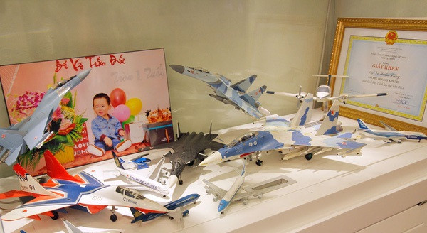 Và thật bất ngờ, sau 4 vòng tuyển chọn khắt khe của VietNam Airlines, Trang Nhung đã chính thức bước vào con đường chinh phục giấc mơ trở thành phi công của mình - điều mà Nhung chưa bao giờ nghĩ đến trước đây. Lúc đó, Nhung cũng đã có giấy báo đỗ vào ĐH Bách Khoa, khoa Công nghệ thông tin nhưng cô đã quyết định bảo lưu để bắt đầu tham gia học phi công cơ bản ở trung tâm huấn luyện bay tại TP.HCM.