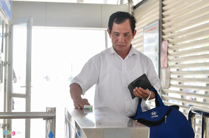 Ông Trịnh Xuân Tựa sống trên đường Lê Văn Lương cho biết mình thường xuyên sử dụng xe buýt nhanh để đi lại. Ông thấy mình đã có tuổi, tự lái xe thì nguy hiểm mà xe buýt cũng tiện và sạch sẽ. Tuy nhiên, ông lo lắng các con cái sẽ không thể làm như mình vì nhu cầu đi lại phức tạp hơn mà xe buýt lại chưa phủ sóng đến khắp các ngõ ngách.