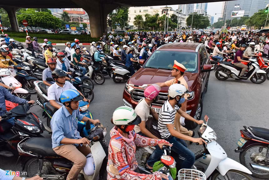 Do mặt đường nhỏ nên xe ôtô di chuyển khó khăn, phải qua 2 đến 3 nhịp đèn mới có thể đi qua các điểm giao cắt. Đôi khi, một chiếc ôtô lỡ nhịp có thể bị bao vây bởi hàng trăm xe máy.