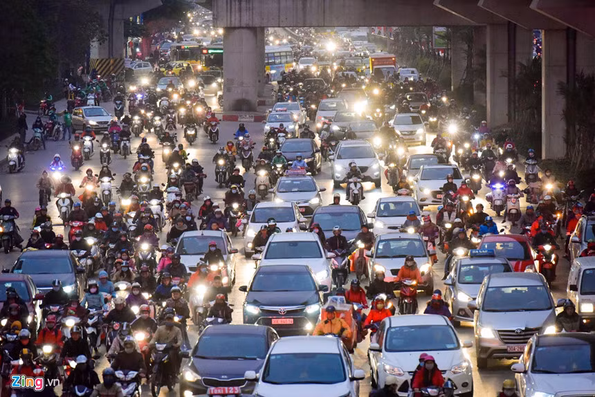 Theo ghi nhận của Zing.vn, đường Nguyễn Trãi có mật độ giao thông cao. Lượng xe máy và ôtô cá nhân đều lớn. Trước đây, đường Nguyễn Trãi có làn riêng cho xe buýt nhưng đã bị phá bỏ.