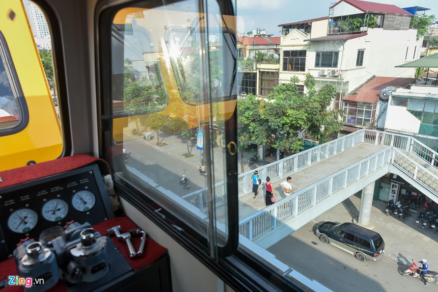 Tuyến đường sắt trên cao được kỳ vọng sẽ giải quyết nhu cầu đi lại, giảm ùn tắc giao thông nhưng đã bị đội vốn, chậm tiến độ nhiều năm và đến nay vẫn chưa hoàn thành.