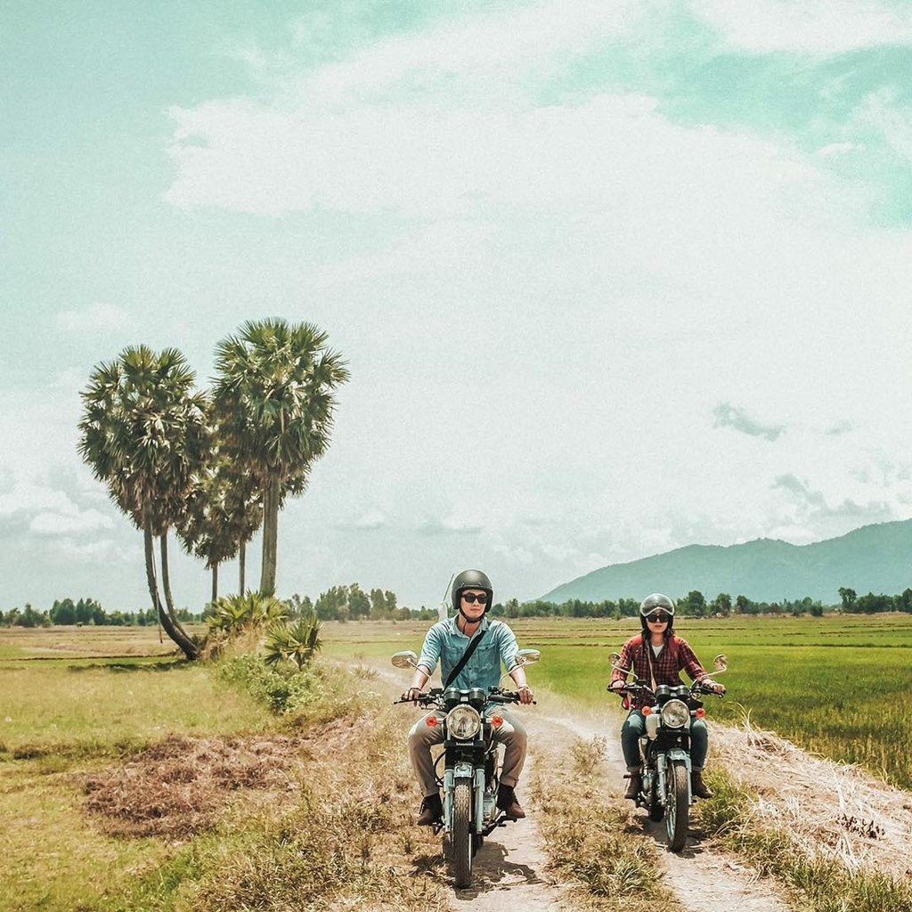 Hàng thốt nốt tạo thành hình trái tim thuộc địa phận xã An Tức, huyện Tri Tôn, là một trong những điểm check-in được giới trẻ yêu thích khi du lịch tới mảnh đất miền Tây. Từ TP.HCM, du khách có thể di chuyển đến An Giang dễ dàng bằng xe khách hoặc xe máy. Ảnh: Datt878.