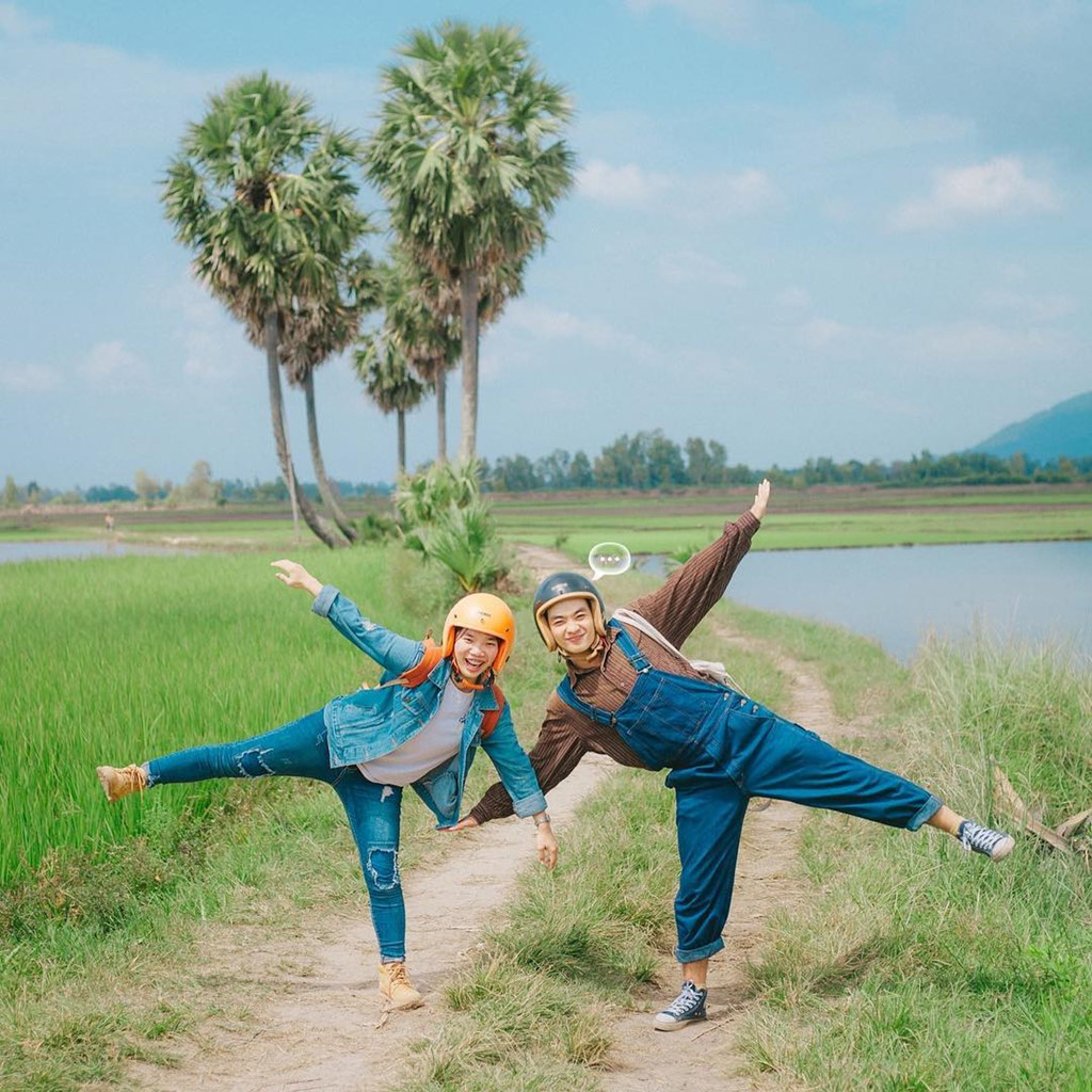 Hình ảnh 7 cây thốt nốt hiện lên nổi bật giữa cánh đồng lúa xanh rì, thu hút giới đam mê xê dịch bởi tạo khối vừa thú vị, lại không kém phần lãng mạn. Ảnh: Toi la tuong.