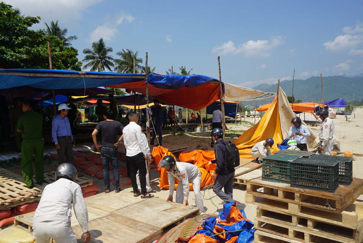 Ngày 27/3, lực lượng chức năng UBND phường Hòa Hiệp Nam (quận Liên Chiểu, TP.Đà Nẵng) tổ chức ra quân tháo dỡ lều bạt, dọn dẹp vệ sinh môi trường khu vực bãi biển rạn Nam Ô.