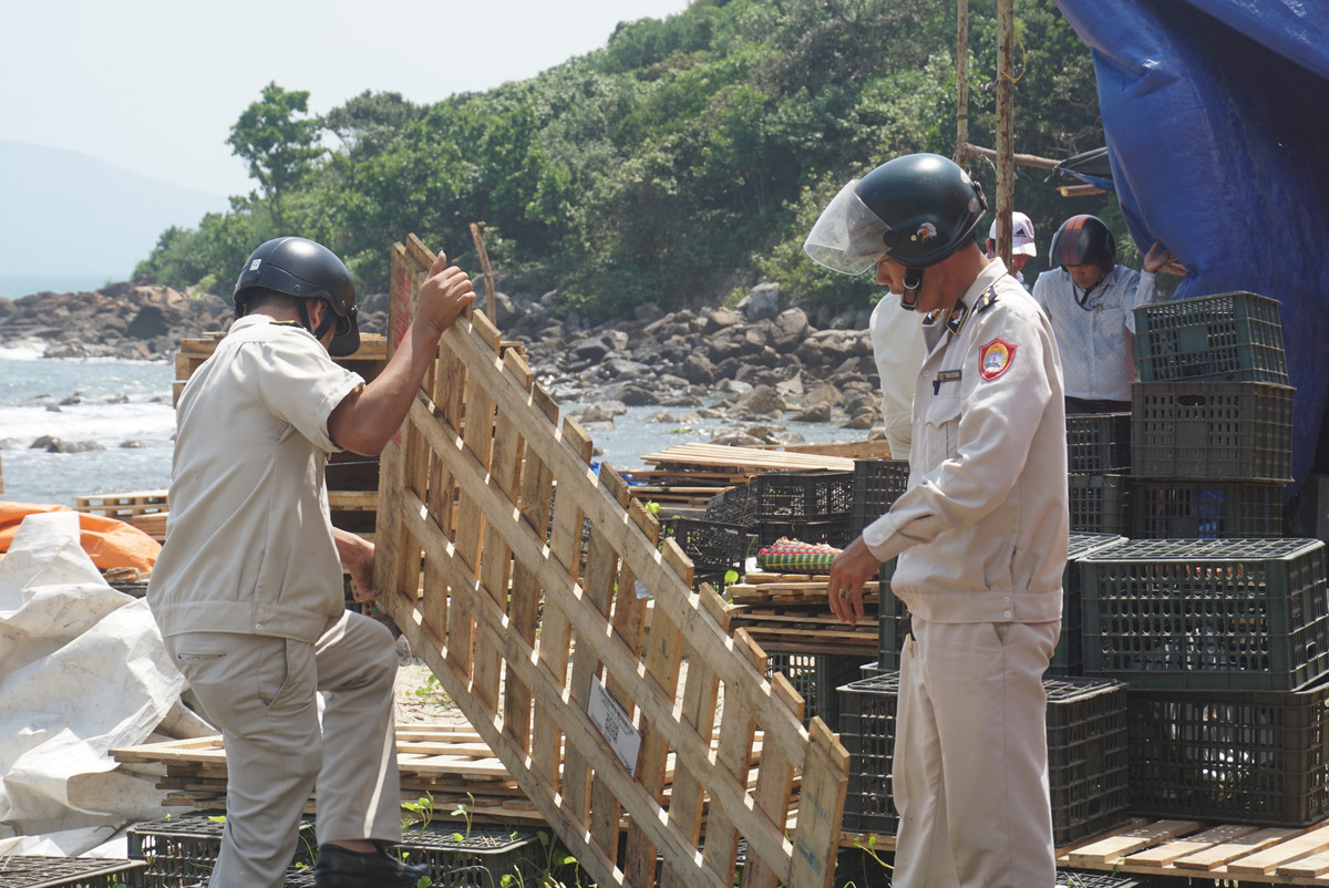 Các lều tạm này chủ làm bằng tre và gỗ lấn sát bờ biển.