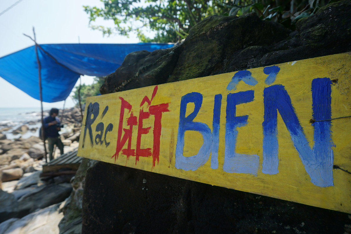 "Vì khu vực này chưa có chủ trương của thành phố là giao cho ai quản lý. Về chính quyền địa phương quản lý an ninh trật tự, vệ sinh môi trường... nên hôm nay lực lượng chức năng của phường ra quân dọn dẹp cho sạch sẽ, trả lại cảnh quan như trước đây", bà Lệ cho biết.