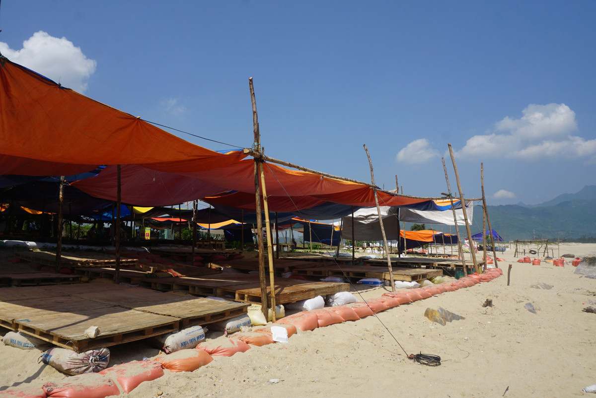 Tuy nhiên, kéo theo đó là tình trạng mất an ninh trật tự, vệ sinh môi trường, đặc biệt lều bạt dựng trái phép gây mất mỹ quan du lịch.