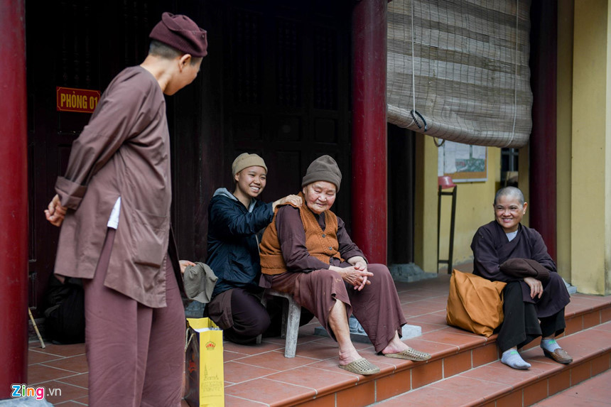 "Đời người có nhân quả, những gì mình có ở kiếp này là kết quả của kiếp trước. Nhưng biết để mình tu, trau dồi lại bản thân chứ không phải cúng mà để khỏi. Dù có cúng mà cái tâm mình vẫn tham lam, ích kỷ thì cũng không được", sư thầy Thích Đàm Chính cho biết.