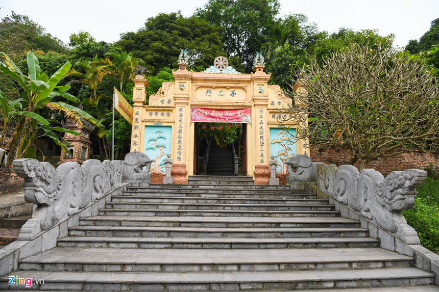 Khung cảnh "non xanh - nước biếc như tranh họa đồ" cùng những hệ thống tượng Phật, điện thờ tiếp nối nhau thành một khối càng tô thêm vẻ linh thiêng.