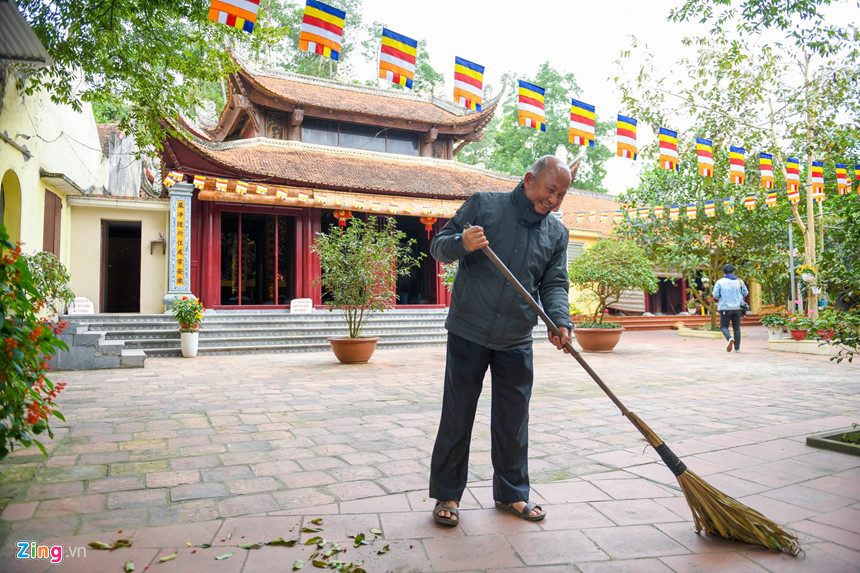 Hay tranh thủ quét dọn sân chùa trong lúc đợi hết tuần nhang.