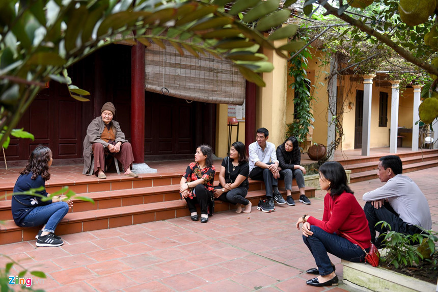 Chị Mai Thu (Hà Nội) chia sẻ: "Thích nhất là sau khi lễ ngồi nghe thầy nói chuyện, dù thầy đã cao tuổi nhưng các câu chuyện của thầy vẫn rõ ràng lắm".