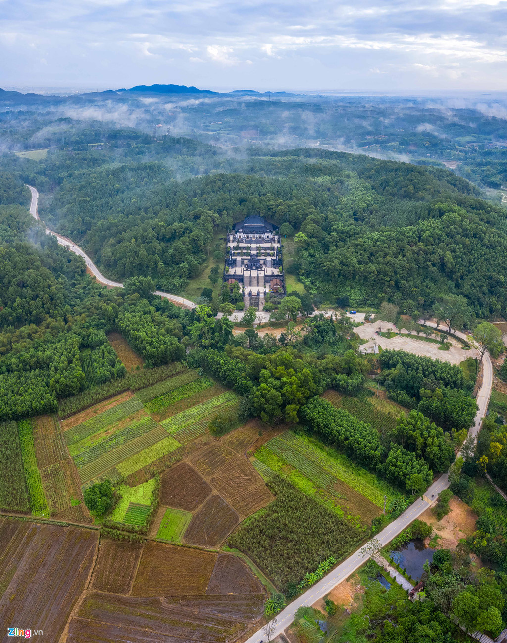 Khu vực lăng Khải Định hiện lên thơ mộng giữa những ngọn núi, rừng cây và con đường trải nhựa quanh co. Vào khoảng 8h, sương tan dần trả lại màu xanh của cây cối, núi rừng cho cảnh sắc cố đô Huế.