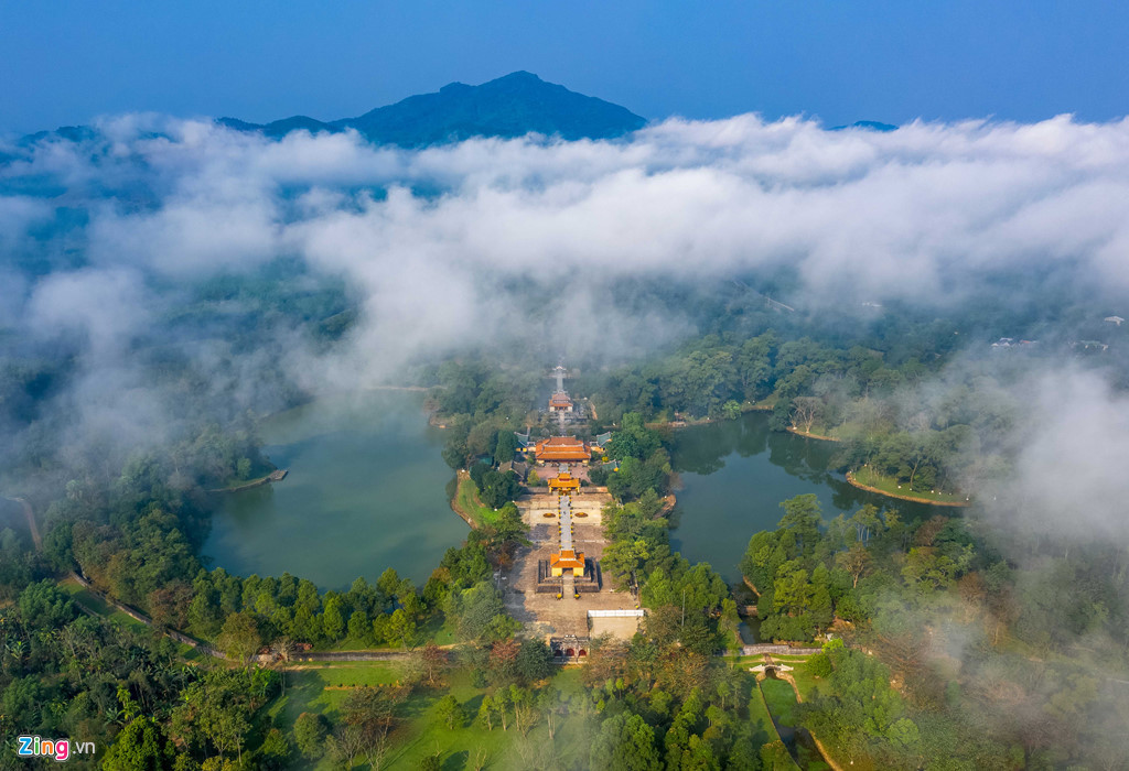 Lăng Minh Mạng với những hồ nước xanh kết hợp cùng sương và ánh nắng sớm buổi bình minh tạo nên cảnh sắc kỳ vĩ.