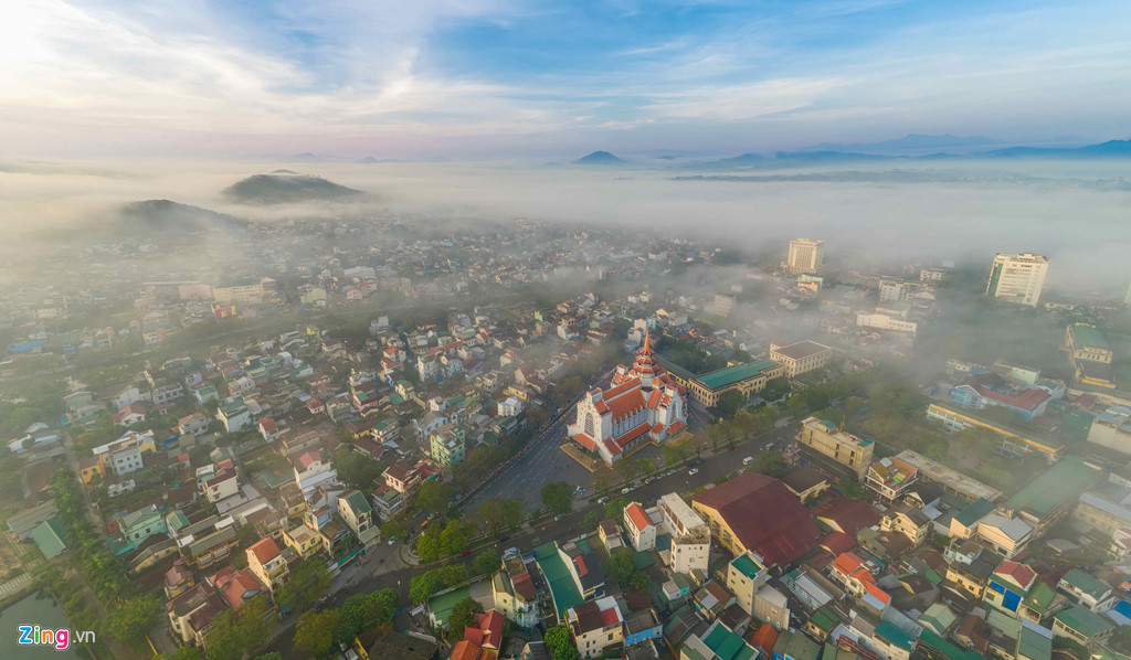 Nhà thờ Dòng chúa cứu thế lọt thỏm giữa luồng ánh sáng và hơi sương bảng lảng.